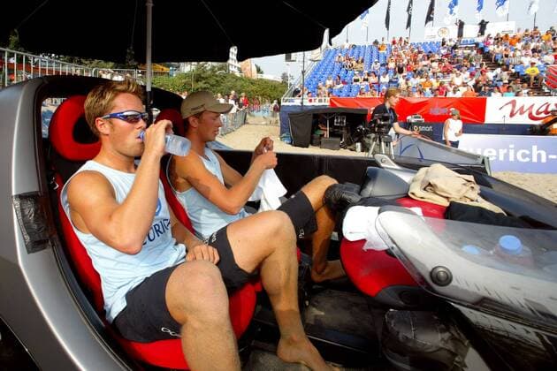David Klemperer (MTV 48 Hildesheim, li.) und Niklas Rademacher (FT Adler Kiel beide Deutschland) - Spielpause Beachvolleyball LM Herren Deutsche Meisterschaft 2004, Landesmeisterschaft, DM, Beach, Vdig, Gruppe Timmendorfer Strand Timmendorf