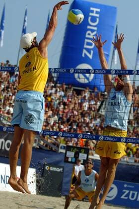 Kjell Schneider (FT Adler Kiel, li.) - Schmetterball gegen Christoph Dieckmann (VC Olympia Berlin beide Deutschland) Beachvolleyball LM Herren Deutsche Meisterschaft 2004, Landesmeisterschaft, DM, Beach, Vdig, Gruppe Timmendorfer Strand Timmendorf Dynamik,