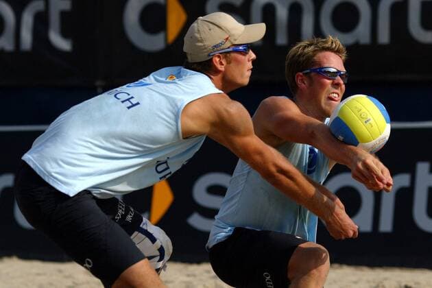 Niklas Rademacher (FT Adler Kiel, li.) und David Klemperer (MTV 48 Hildesheim beide Deutschland) - Ballannahme Beachvolleyball LM Herren Deutsche Meisterschaft 2004, Landesmeisterschaft, DM, Beach, Vdig, Gruppe Timmendorfer Strand Timmendorf