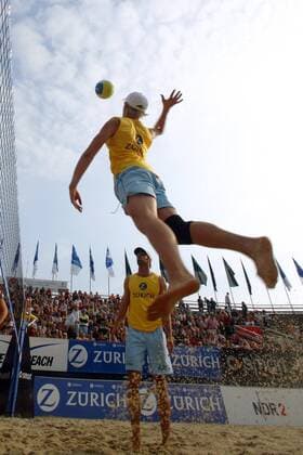 Julius Brink (TSV Bayer 04 Leverkusen) - Schmetterball, Kjell Schneider (FT Adler Kiel, beide Deutschland) schaut zu Beachvolleyball LM Herren Deutsche Meisterschaft 2004, Landesmeisterschaft, DM, Beach, Vdig Gruppe Timmendorfer Strand Timmendorf Dynamik, Höhe,