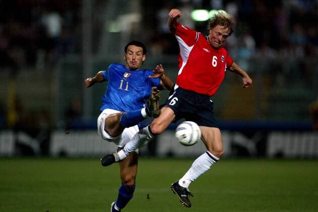 Gianluca Zambrotta (li., Italien) gegen Jan Derek Sörensen (Norwegen) - PUBLISHING RIGHTS FOR GERMAN MEDIA ONLY Fußball Länderspiel Herren Weltmeisterschaftsqualifikation 2004, Qualifikation, Länderspiel, Nationalmannschaft, Nationalteam, Gruppe Palermo Dynamik,