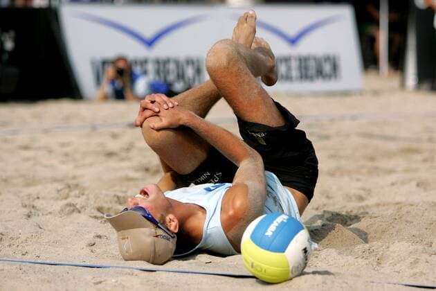 Niklas Rademacher (FT Adler Kiel Deutschland) hält sich mit schmerzverzerrtem Gesicht das Knie Beachvolleyball LM Herren Deutsche Meisterschaft 2004, Landesmeisterschaft, DM, Beach, Vdig, Einzelbild Timmendorfer Strand Timmendorf