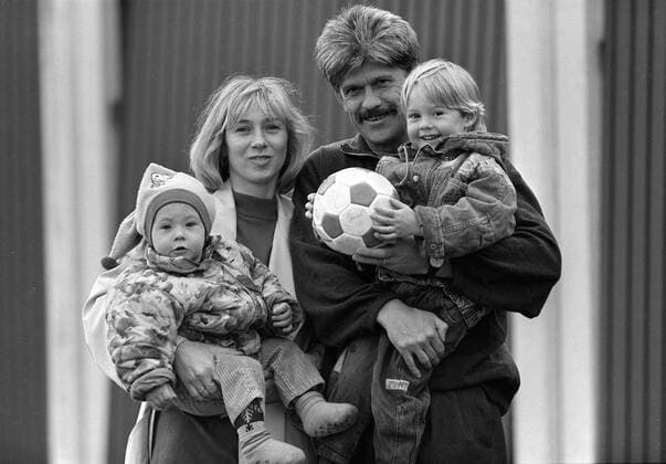 Trainer Werner Lorant (1860) mit seiner Frau Doris und den Söhnen Timo (li.) und Tobias Fußball Herren Oberliga Bayern 1992 1993, Bayernliga, TSV 1860 München Gruppe München