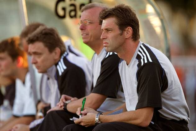 Bundestrainer Michael Skibbe (re.) und Co-Trainer Paul Schomann (2.v.re., beide Deutschland U 20) Fußball Herren U20 Länderspiel 2004, Test, Testspiel, Freundschaftsspiel, Nationalmannschaft, Nationalteam Gruppe Frauenfeld