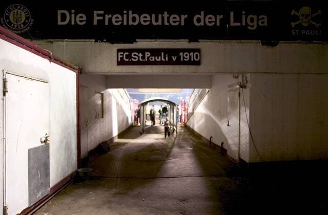 Fußball, Stadiongeschichte FC St. Pauli Stadiontunnel des Stadions am Millerntor - Heimspielstätte für Die Freibeuter der Liga, den FC St. Pauli Fußball Herren Regionalliga Nord 2004 2005, 3. Liga, FC St. Pauli Einzelbild Stadion am Millerntor, Millerntorstadion Hamburg