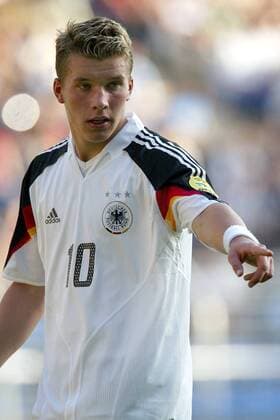 Lukas Podolski (Deutschland U21) gibt Anweisungen Fußball Länderspiel Herren U 21 Europameisterschaft 2004, Länderspiel, Gruppenspiel, Gruppe B Einzelbild Mannheim