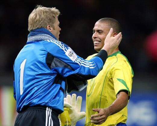 Torwart Oliver Kahn (Deutschland, li.) und Ronaldo (Brasilien) nach Spielende Fußball Länderspiel Herren Länderspiel 2004, Freundschaftsspiel, Test, Testspiel, Nationalmannschaft, Nationalteam, Gruppe Berlin