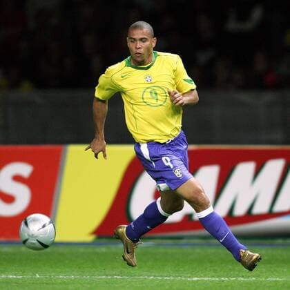 Ronaldo (Brasilien) am Ball Fußball Länderspiel Herren Länderspiel 2004, Freundschaftsspiel, Test, Testspiel, Nationalmannschaft, Nationalteam, Einzelbild Berlin Dynamik,