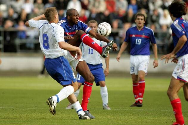 Patrick Vieira (2.v.li., Frankreich) gegen Julian Johnsson (Färöer Inseln) Fußball Länderspiel Herren Qualifikation 2004, Länderspiel, Nationalmannschaft, Nationalteam, Gruppe pan7135 Torshavn Dynamik,  