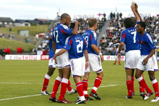 Torschütze Ludovic Giuly (2.v.li.) wird von Thierry Henry (li.) gefeiert, daneben v.re.: Patrice Evra, Robert Pires und Benoit Pedretti (alle Frankreich) Fußball Länderspiel Herren Qualifikation 2004, Länderspiel, Nationalmannschaft, Nationalteam, Gruppe pan7135 Torshavn Begeisterung, Freude,  