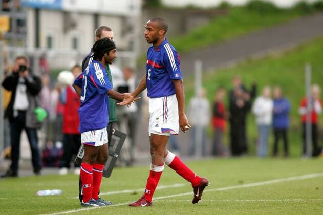 Thierry Henry (re.) wird gegen Vikash Dhorasoo (beide Frankreich) ausgewechselt Fußball Länderspiel Herren Qualifikation 2004, Länderspiel, Nationalmannschaft, Nationalteam, Gruppe pan7135 Torshavn  