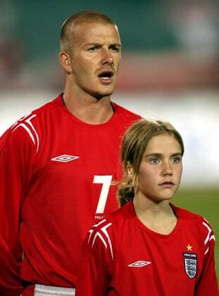 David Beckham (England) singt die Nationalhymne mit - NOT TO BE PUBLISHED IN POLAND Fußball Länderspiel Herren Weltmeisterschaftsqualifikation 2004, Qualifikation, Länderspiel, Nationalmannschaft, Nationalteam Gruppe Chorzow