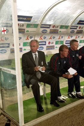 V. li.: Nationaltrainer Sven Göran Eriksson und seine Assistenten Steve McClaren und Sammy Lee (alle England) - NOT TO BE PUBLISHED IN POLAND Fußball Länderspiel Herren Weltmeisterschaftsqualifikation 2004, Qualifikation, Länderspiel, Nationalmannschaft, Nationalteam Gruppe Chorzow