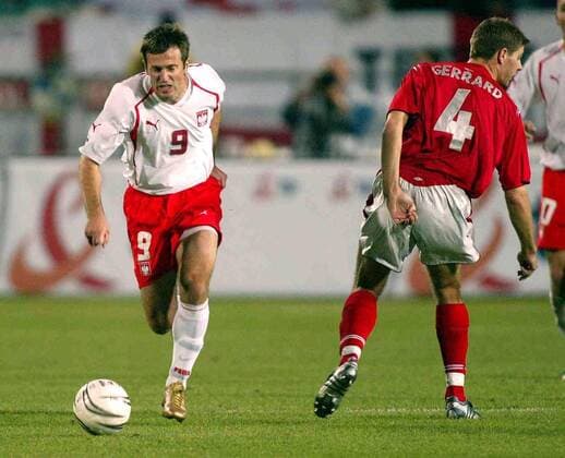 Maciej Zurawski (Polen, li.) läßt Steven Gerrard (England) links liegen und zieht an ihm mühelos vorbei - NOT TO BE PUBLISHED IN POLAND Fußball Länderspiel Herren Weltmeisterschaftsqualifikation 2004, Qualifikation, Länderspiel, Nationalmannschaft, Nationalteam Gruppe Chorzow Dynamik,