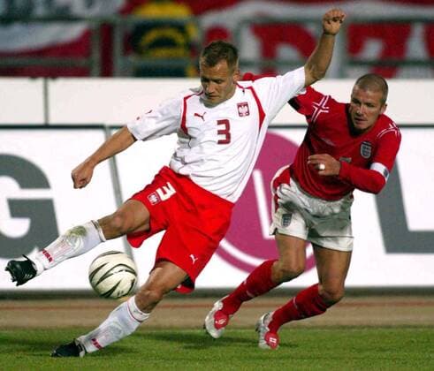 Tomasz Rzasa (Polen, li.) gegen David Beckham (England) - NOT TO BE PUBLISHED IN POLAND Fußball Länderspiel Herren Weltmeisterschaftsqualifikation 2004, Qualifikation, Länderspiel, Nationalmannschaft, Nationalteam Gruppe Chorzow Dynamik,