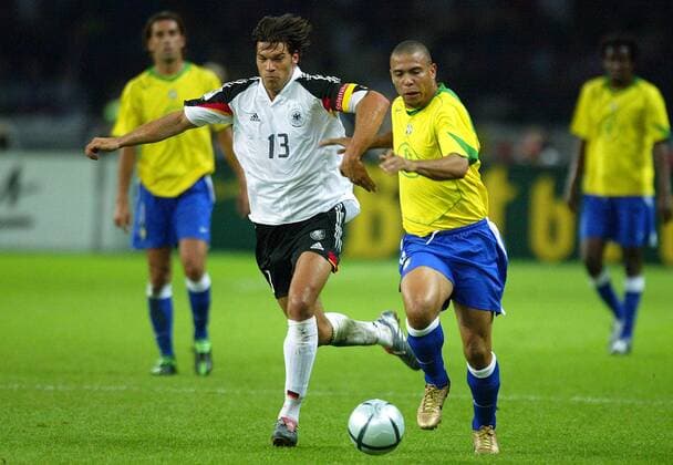 Michael Ballack (li., Deutschland) gegen Ronaldo (Brasilien) Fußball Länderspiel Herren Länderspiel 2004, Testspiel, Test, Freundschaftsspiel, Nationalmannschaft, Nationalteam Gruppe Berlin Dynamik,