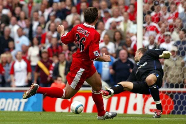 Mark Viduka (Middlesbrough) schiebt den Ball an Torwart Maik Taylor (Birmingham City) vorbei zum 1:0 Fußball Herren English Premier League 2004 2005, 1. Englische Liga, FC Middlesbrough - Birmingham City 2:1 Gruppe Middlesbrough Dynamik,
