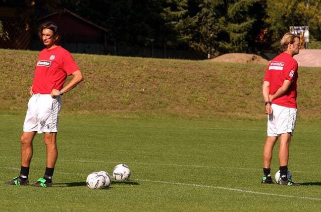 Funkstille zwischen Co-Trainer Zeljko Buvac (li.) und Trainer Jürgen Klopp (beide Mainz) Fußball 1. BL Herren Saison 2004 2005, FSV Mainz 05, Training, Vdig Gruppe Mainz