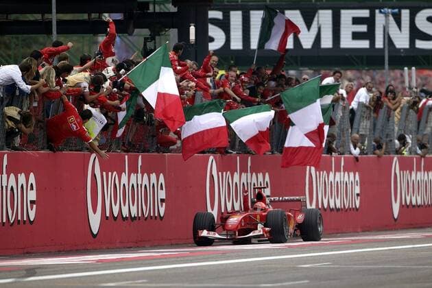 Michael Schumacher (Deutschland Ferrari) fährt diesmal nach turbulentem Rennverlauf als Zweitplatzierter jubelnd an seiner begeisterten Crew vorbei Motorsport Grand Prix Herren Großer Preis von Italien 2004, Formel 1 Weltmeisterschaft, F1, F, GP, WM, Totale Autodromo Nazionale Monza Begeisterung, Freude,
