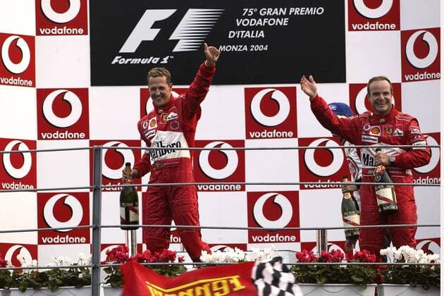 Siegerehrung nach dem GP von Italien in Monza 2004, v.li.: Michael Schumacher (Deutschland) und Sieger Rubens Barrichello (Brasilien beide Ferrari) bei der Sektdusche Motorsport Grand Prix Herren Großer Preis von Italien 2004, Formel 1 Weltmeisterschaft, F1, F, GP, WM Gruppe Autodromo Nazionale Monza Begeisterung, Freude,