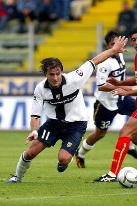 Alberto Gilardino (Parma) am Ball Fußball Herren Serie A 2004 2005, 1. Italienische Liga, AC Parma Einzelbild Parma Dynamik,