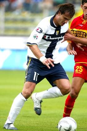 Alberto Gilardino (li., Parma) am Ball gegen Luca Fusco (Messina) Fußball Herren Serie A 2004 2005, 1. Italienische Liga, AC Parma - FC Messina 0:0 Gruppe Parma Dynamik,
