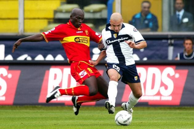 Marco Andre Zoro Kpolo (li., Messina) gegen Alessandro Rosina (Parma) Fußball Herren Serie A 2004 2005, 1. Italienische Liga, AC Parma - FC Messina 0:0 Gruppe Parma Dynamik,