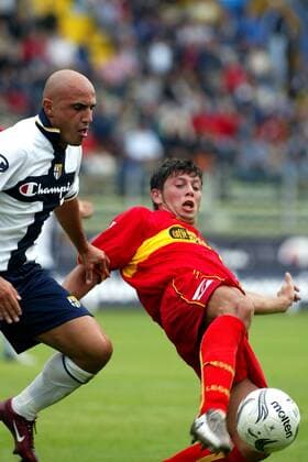 Massimo Maccarone (li., Parma) gegen Massimo Donati (Messina) Fußball Herren Serie A 2004 2005, 1. Italienische Liga, AC Parma - FC Messina 0:0 Gruppe Parma Dynamik,