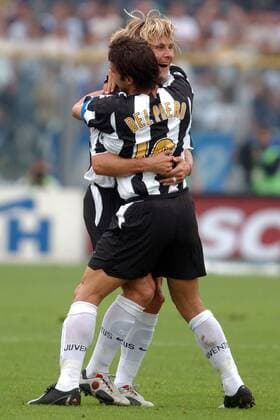 Pavel Nedved (hi.) umarmt Alessandro del Piero (beide Juventus) - Torjubel Fußball Herren Serie A 2004 2005, 1. Italienische Liga, Juventus Turin, Juve Gruppe Brescia Freude,