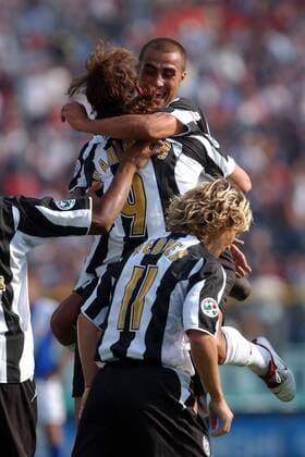 Fabio Cannavaro (hi. re.) umarmt Torschütze Ibrahimovic, davor Nedved (alle Juventus) Fußball Herren Serie A 2004 2005, 1. Italienische Liga, Juventus Turin, Juve Gruppe Brescia Freude,