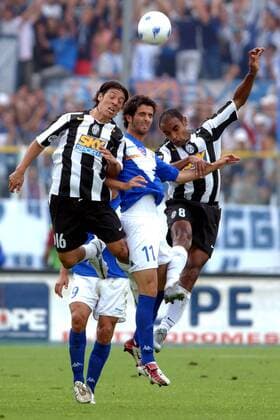 Simone del Nero (Brescia, Mitte) gegen Mauro Camoranesi (li.) und Emerson (beide Juventus) Fußball Herren Serie A 2004 2005, 1. Italienische Liga, Brescia Calcio - Juventus Turin 0:3, Juve Gruppe Brescia Dynamik,