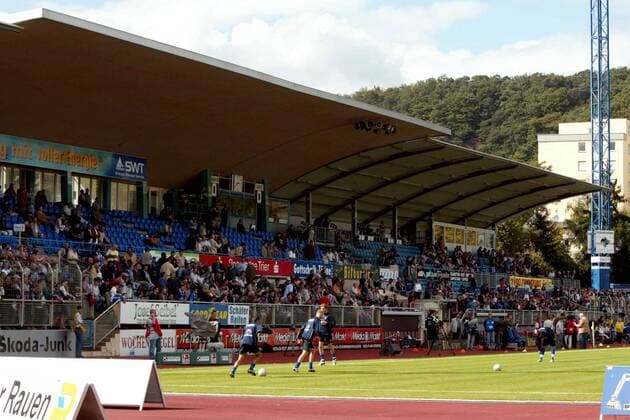 Fußball, Stadiongeschichte Eintracht Trier Die Haupttribüne des Trierer Moselstadions Fußball 2. BL Herren Saison 2004 2005, Eintracht Trier Totale Moselstadion Trier
