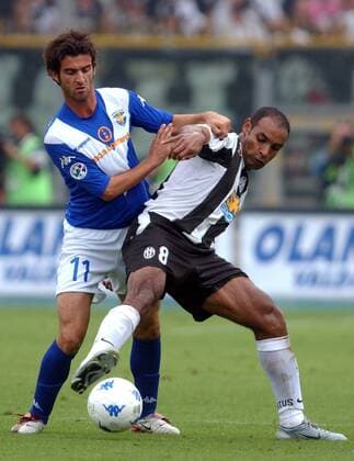 Emerson (Juventus, re.) gegen Simone del Nero (Brescia) Fußball Herren Serie A 2004 2005, 1. Italienische Liga, Brescia Calcio - Juventus Turin 0:3, Juve Gruppe Brescia Dynamik,