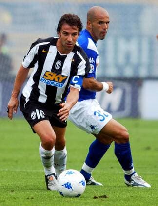 Alessandro del Piero (Juventus, li.) am Ball, Luigi di Biagio (Brescia) ihm nach Fußball Herren Serie A 2004 2005, 1. Italienische Liga, Brescia Calcio - Juventus Turin 0:3, Juve Gruppe Brescia