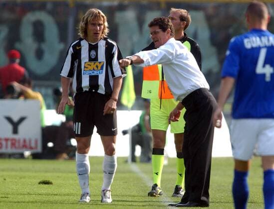 Pavel Nedved erhält Anweisungen von Trainer Fabio Capello (beide Juventus) Fußball Herren Serie A 2004 2005, 1. Italienische Liga, Brescia Calcio - Juventus Turin 0:3, Juve Gruppe Brescia