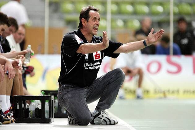 Trainer Dr. Rolf Brack (Balingen) gibt energisch Anweisungen Handball 2. BL Herren Saisonvorbereitung 2004 2005, Vorbereitung, Kempacup, Vdig, Einzelbild Sindelfingen