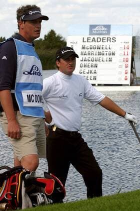 Der Führende Graeme McDowell (Nordirland) verfolgt mit seinem Caddie die Konkurrenz Golf Herren Linde German Masters 2004, Golfen, European PGA Tour, Vdig Gruppe Gut Lärchenhof Köln Pulheim