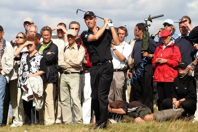 Padraig Harrington (Irland) schaut seinem Schlag mitsamt dem Publikum hinterher Golf Herren Linde German Masters 2004, Golfen, European PGA Tour, Vdig Gruppe Gut Lärchenhof Köln Pulheim
