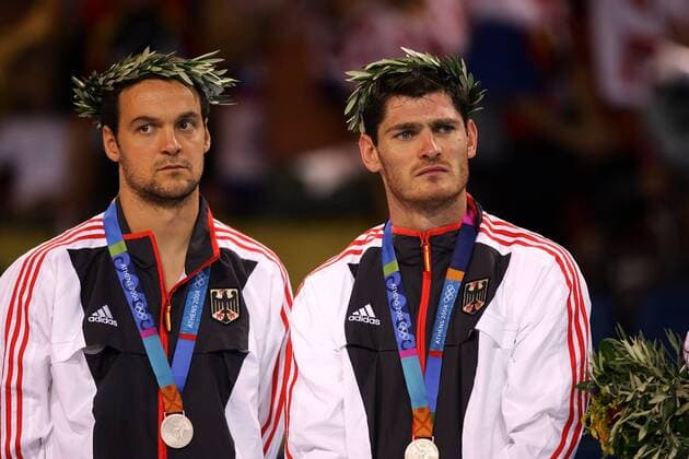 Markus Baur (li.) und Torwart Henning Fritz (beide Deutschland) enttäuscht während der Siegerehrung Handball OS Sommer Herren Olympische Sommerspiele Athen 2004, Olympia, Olympiade, Spiele, Länderspiel, Finale, Endspiel Gruppe Helliniko Enttäuschung,