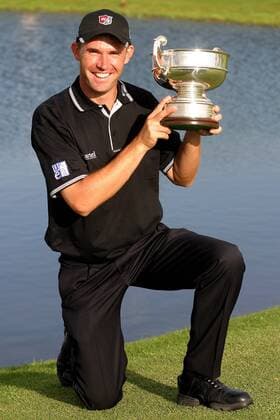Padraig Harrington (Irland) präsentiert seine Trophäe für den Sieg beim Linde German Masters 2004 Golf Herren Linde German Masters 2004, Golfen, European PGA Tour, Vdig Einzelbild Gut Lärchenhof Köln Pulheim Freude,