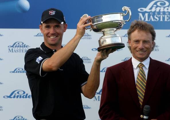 Padraig Harrington (Irland, li.) präsentiert seine Trophäe für den Sieg beim Linde German Masters 2004 neben Turniergastgeber Bernhard Langer (Deutschland) Golf Herren Linde German Masters 2004, Golfen, European PGA Tour, Vdig Gruppe Gut Lärchenhof Köln Pulheim Freude,