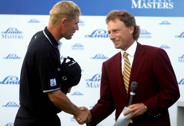 Padraig Harrington (Irland, li.) nimmt die Glückwünsche für seinen Sieg beim Linde German Masters 2004 von Turniergastgeber Bernhard Langer (Deutschland) entgegen Golf Herren Linde German Masters 2004, Golfen, European PGA Tour, Vdig Gruppe Gut Lärchenhof Köln Pulheim