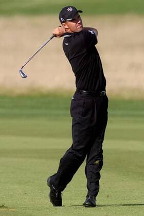 Padraig Harrington (Irland) schaut seinem Schlag vom Fairway hinterher Golf Herren Linde German Masters 2004, Golfen, European PGA Tour, Vdig Einzelbild Gut Lärchenhof Köln Pulheim