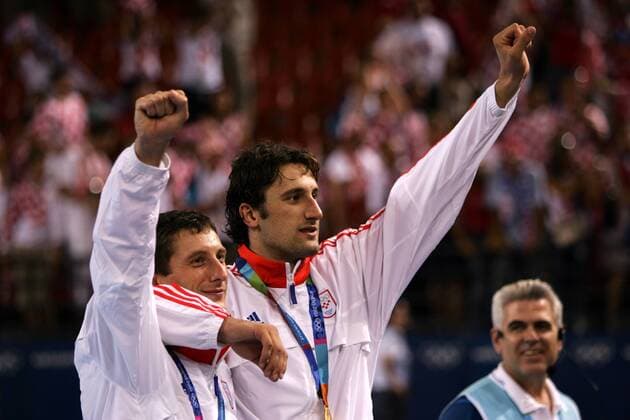 Mirza Dzomba (li.) und Igor Vori (beide Kroatien) feiern ihren Olympiasieg Handball OS Sommer Herren Olympische Sommerspiele Athen 2004, Olympia, Olympiade, Spiele, Länderspiel, Finale, Endspiel Gruppe Helliniko Begeisterung, Freude,