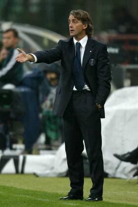 Trainer Roberto Mancini (Inter) gibt Anweisungen - PUBLISHING RIGHTS FOR GERMAN MEDIA ONLY Fußball EC 1 Herren Champions League 2004 2005, Serie A, 1. Italienische Liga, Internazionale FC Mailand, Einzelbild Mailand