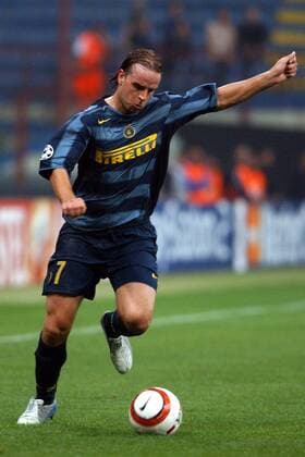 Andy van der Meyde (Inter) am Ball Fußball EC 1 Herren Champions League 2004 2005, Internazionale FC Mailand Einzelbild Mailand Dynamik,