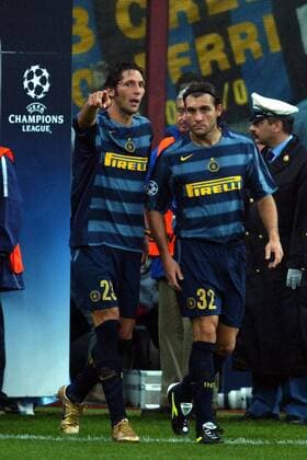 Marco Materazzi (li.) gibt Christian Vieri (beide Inter) die Richtung vor Fußball EC 1 Herren Champions League 2004 2005, Internazionale FC Mailand Gruppe Mailand