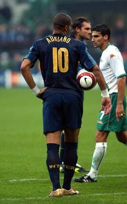 Adriano (Inter) hat sich den Ball unter den Arm geklemmt Fußball EC 1 Herren Champions League 2004 2005, Internazionale FC Mailand - SV Werder Bremen 2:0 Gruppe Mailand