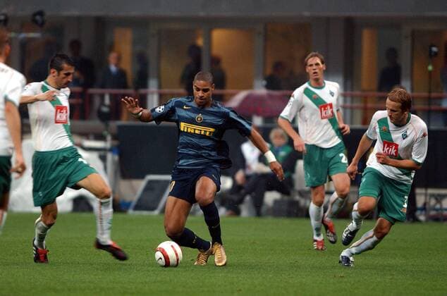 Adriano (Inter, Mitte) gegen Johan Micoud (li.) und Petri Pasanen (Bremen) Fußball EC 1 Herren Champions League 2004 2005, Internazionale FC Mailand - SV Werder Bremen 2:0 Gruppe Mailand Dynamik,