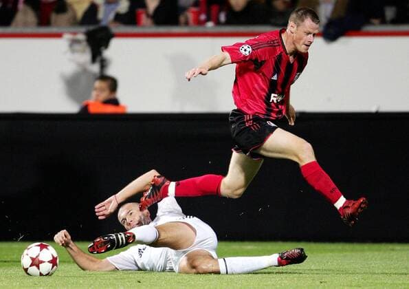 Jacek Krzynowek (re., Leverkusen) überläuft den am Boden liegenden Zinedine Zidane (Real Madrid) Fußball EC 1 Herren Champions League 2004 2005, Bayer 04 Leverkusen - Real Madrid 3:0, Gruppe Leverkusen Dynamik, Höhe,